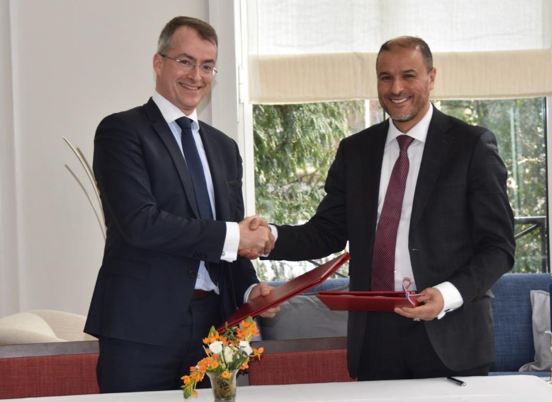 Ondertekening van het MvO door de heer Sarraz en de heer Bachri voor Thales in Nederland